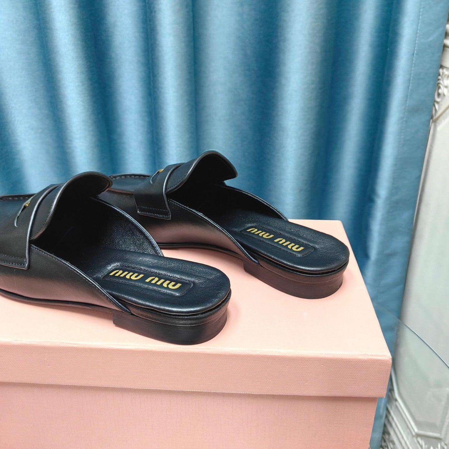MULES SLIPPERS BLACK COWHIDE WITH GOLD COIN