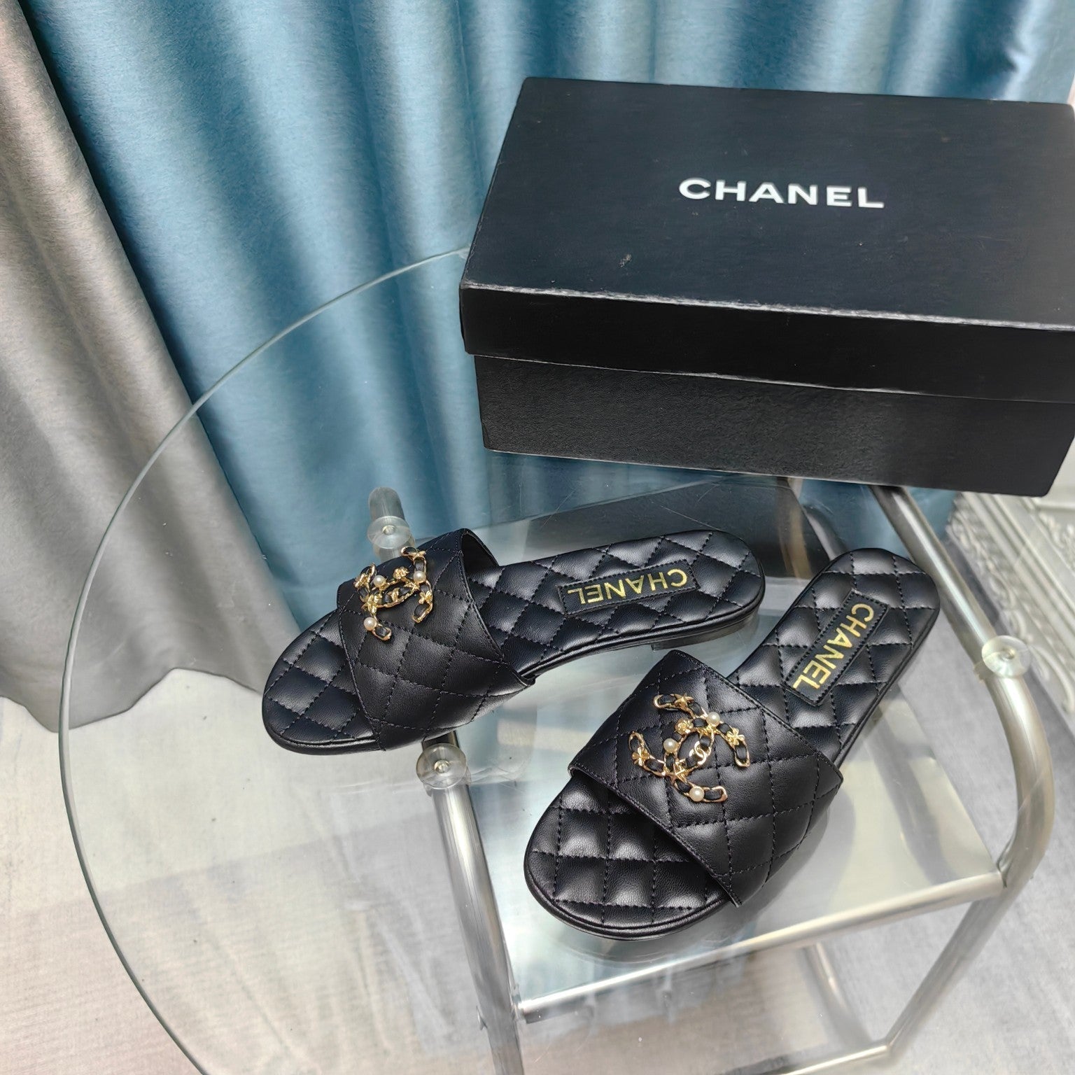 QUILTED SLIPPERS BLACK SHEEPSKIN
