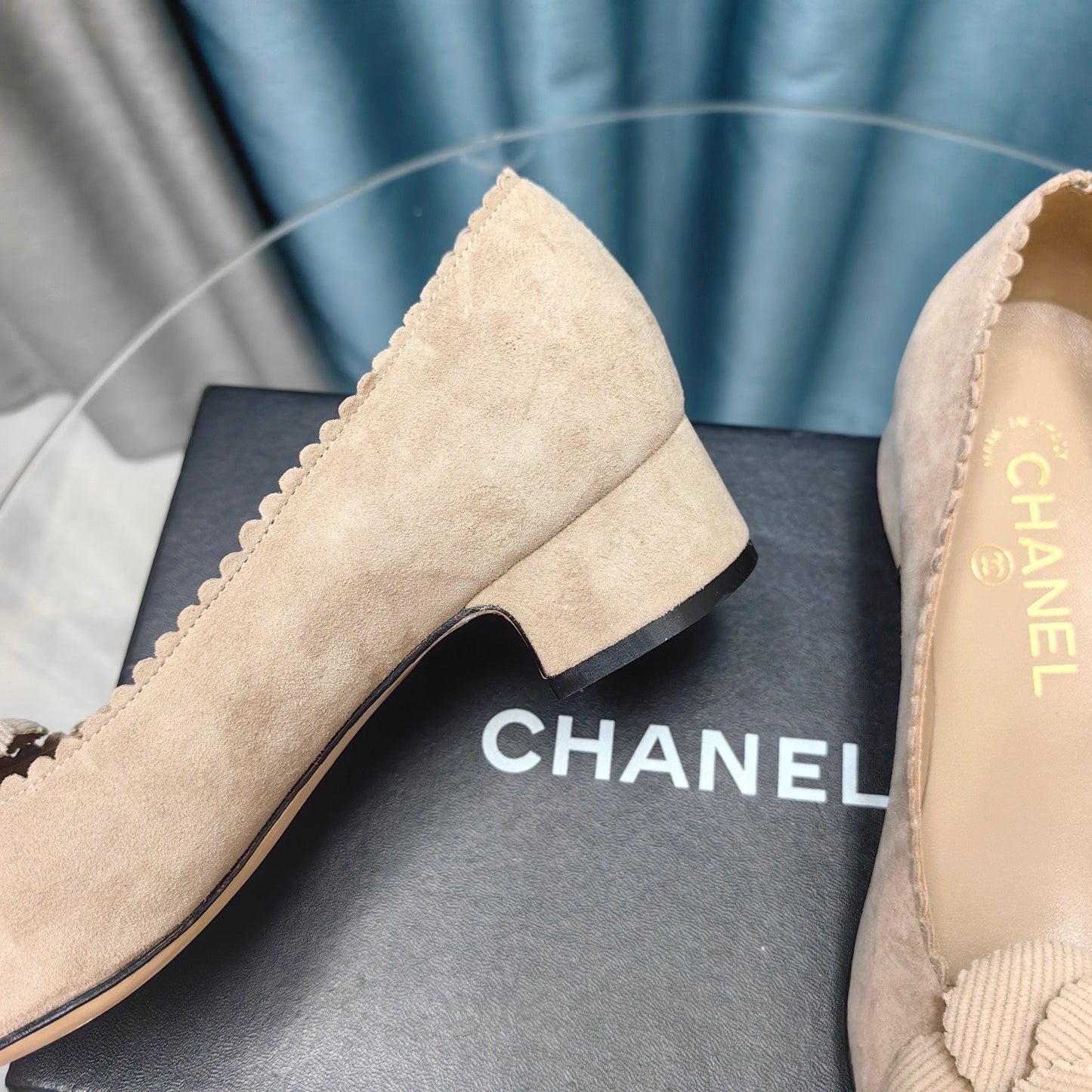 CC MEDIUM HEELS IN TAN BEIGE SUEDE AND BLACK CALFSKIN WITH FLOWER