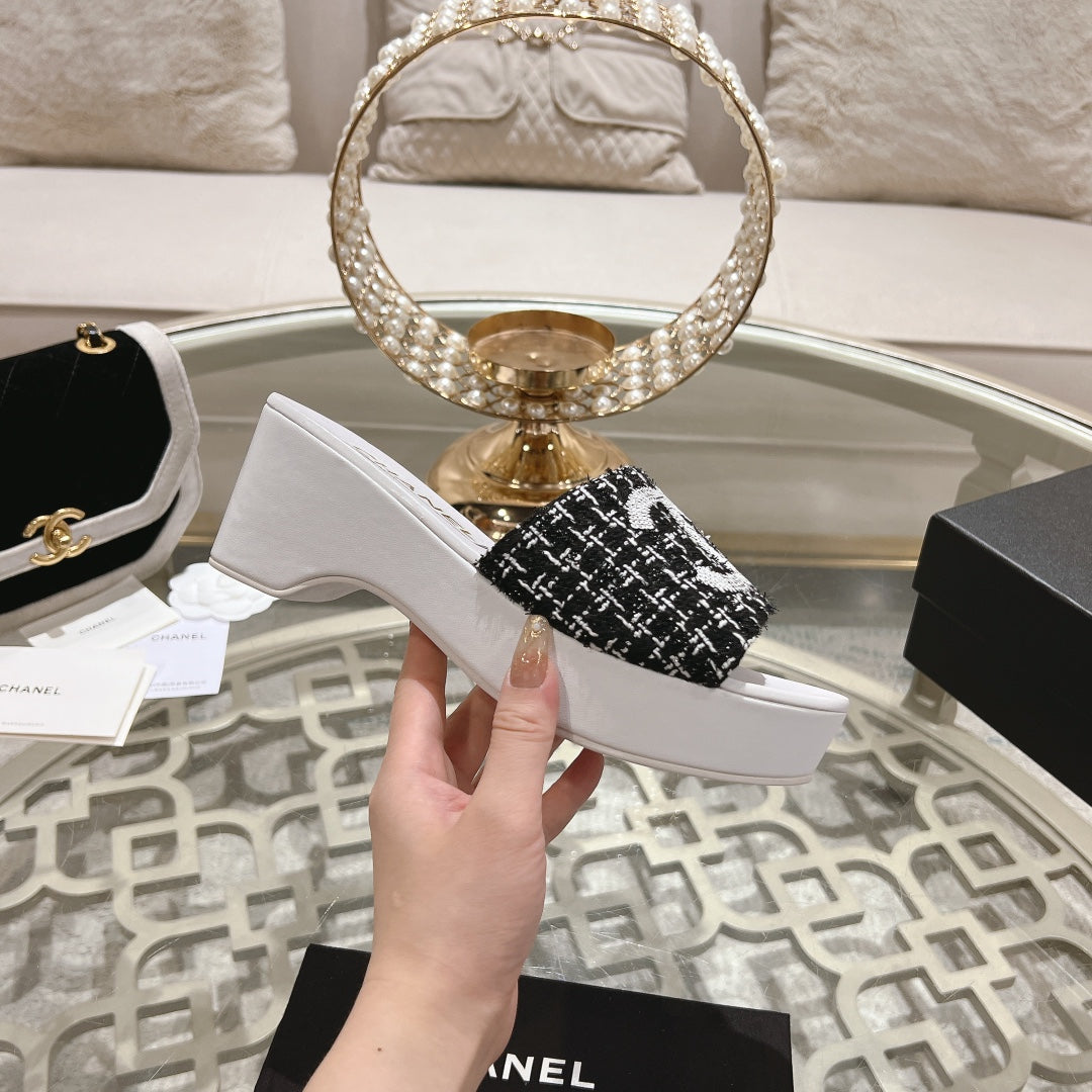 WEDGE PLATFORM IN BLACK FABRIC WITH WHITE LOGO