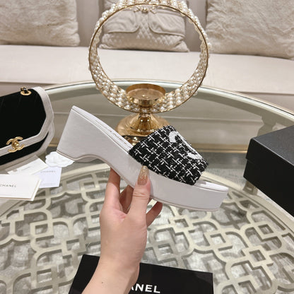 WEDGE PLATFORM IN BLACK FABRIC WITH WHITE LOGO