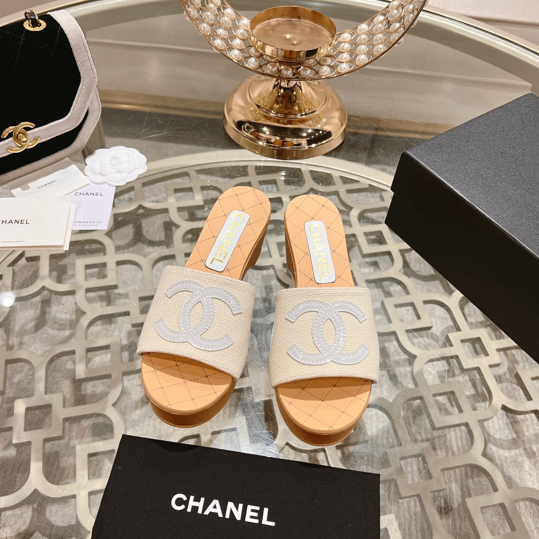 WEDGE PLATFORM IN WHITE LAMBSKIN WITH LOGO