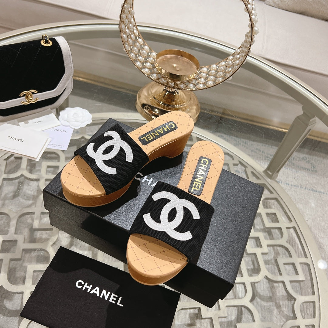 WEDGE PLATFORM IN BLACK LAMBSKIN WITH WHITE LOGO