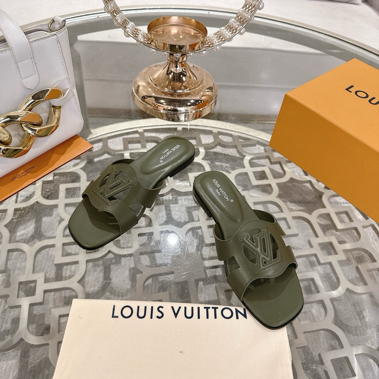 ISOLA FLAT SLIDE IN ARMY GREEN CALFSKIN