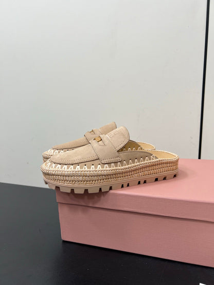 MULES SLIPPERS IN BEIGE SUEDE WITH GOLD COIN