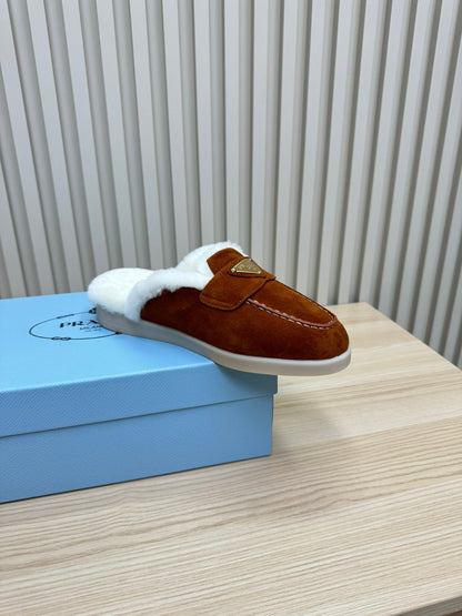 TRIANGLE LOGO FLATS IN RED BROWN SUEDE AND FUR LINING