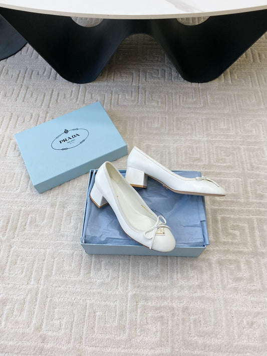 BALLERINA PUMPS WITH TRIANGLE LOGO AND BOW IN WHITE CALFSKIN