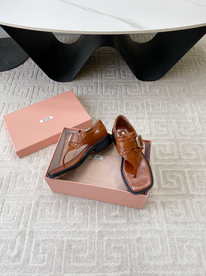 THONG SANDALS IN SIENNA BROWN SHINY LAMBSKIN WITH SILVER BUCKLE