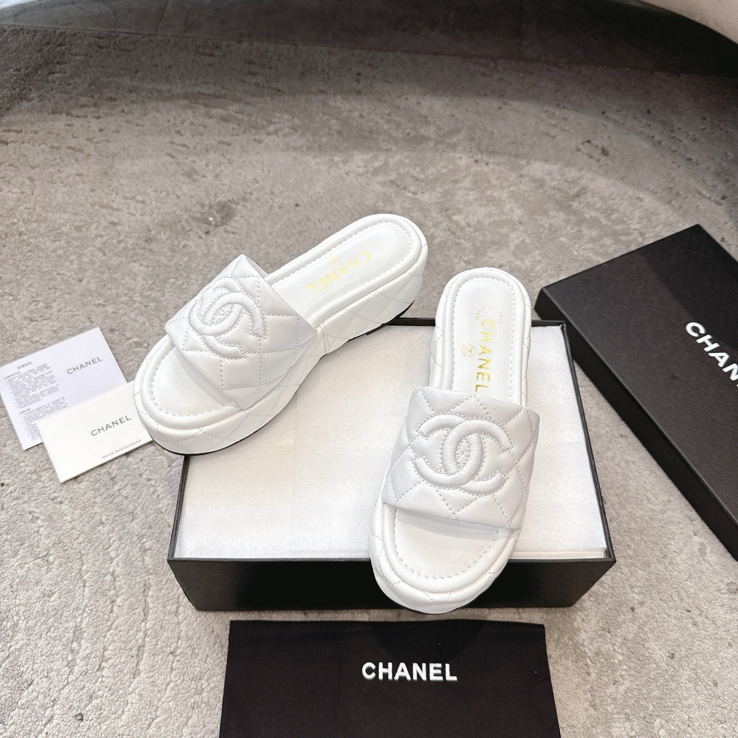 WEDGE HEELS IN WHITE CALFSKIN QUILTED