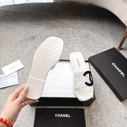 SLIPPERS IN WHITE CALFSKIN QUILTED