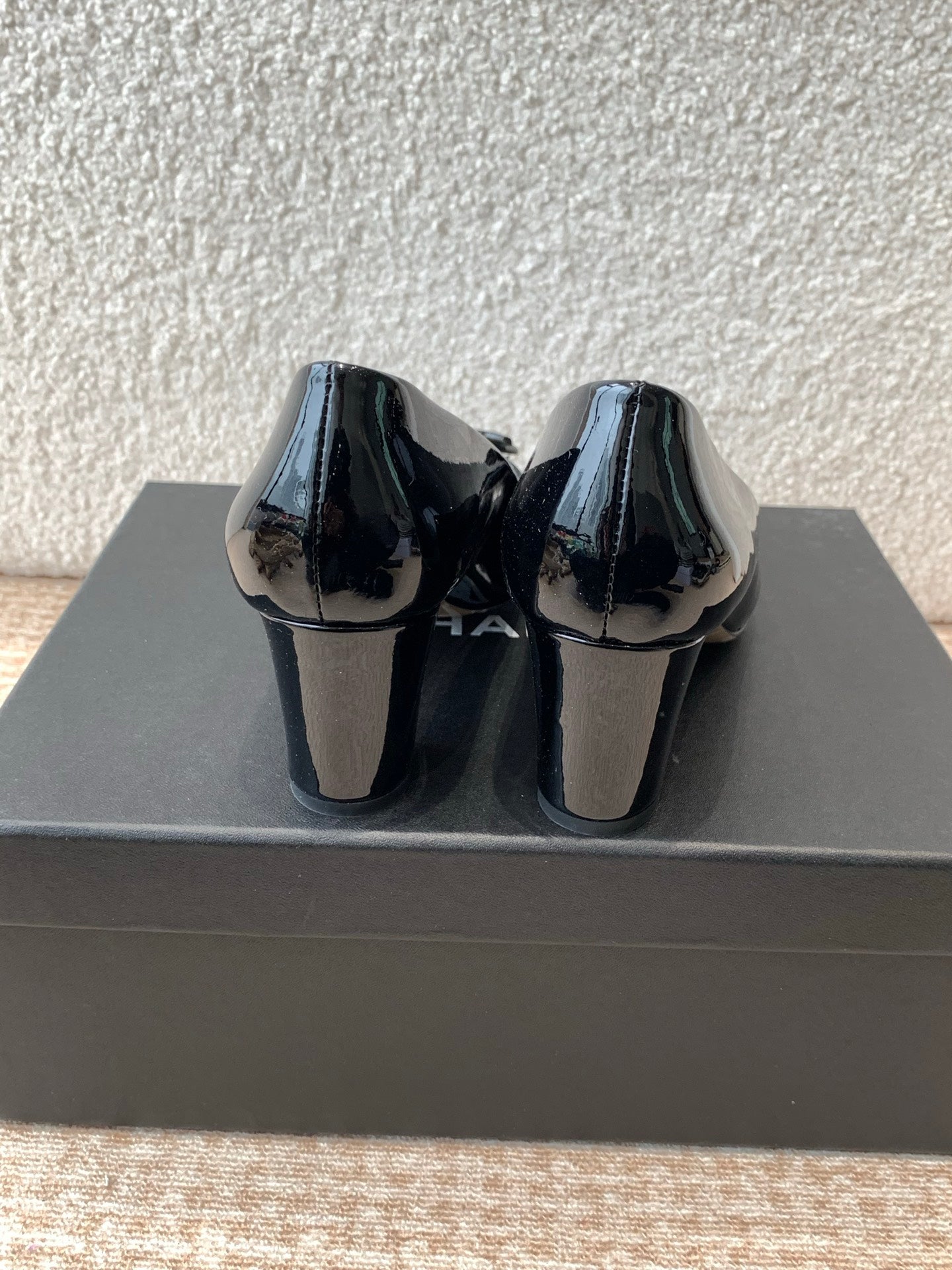 MID-HEEL PUMPS IN BLACK PATENT CALFSKIN