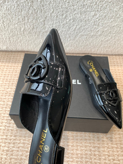 FLAT MULES IN BLACK PATENT CALFSKIN