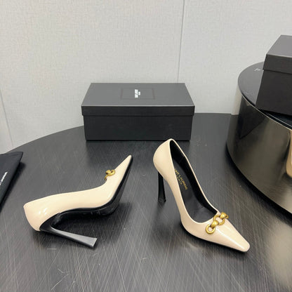 HIGH PUMPS IN CREAM GLOSSY CALFSKIN ATTACHED GOLD CHAIN