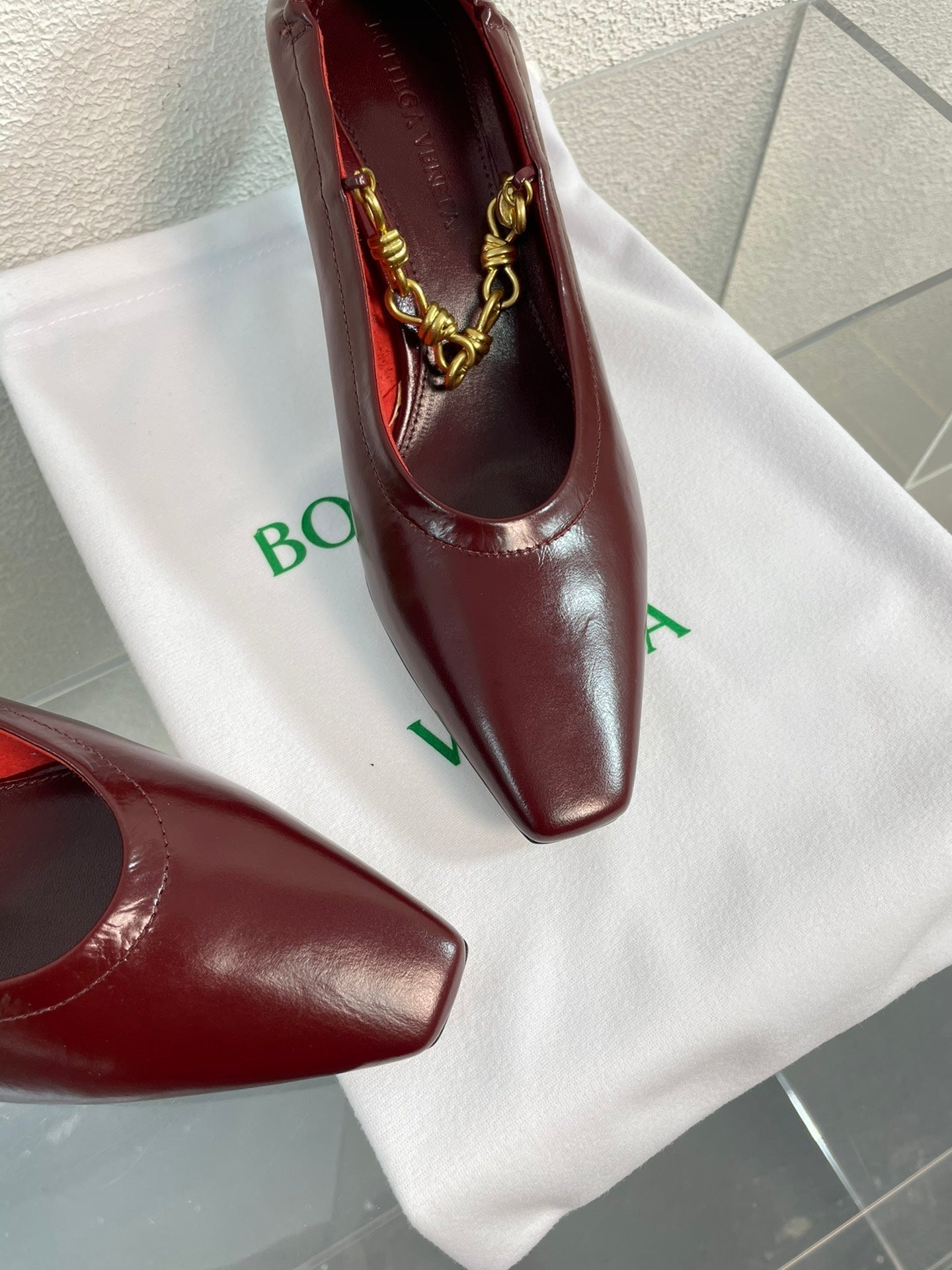 SHARP CHAIN PUMP 6 CM IN MAHOGANY RED CALFSKIN