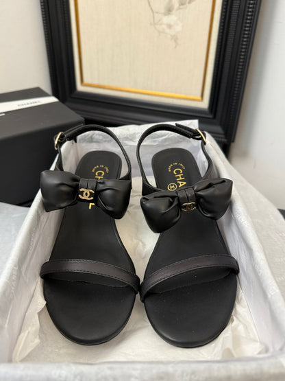 MID HEEL SANDALS IN BLACK CALFSKIN WITH BOW