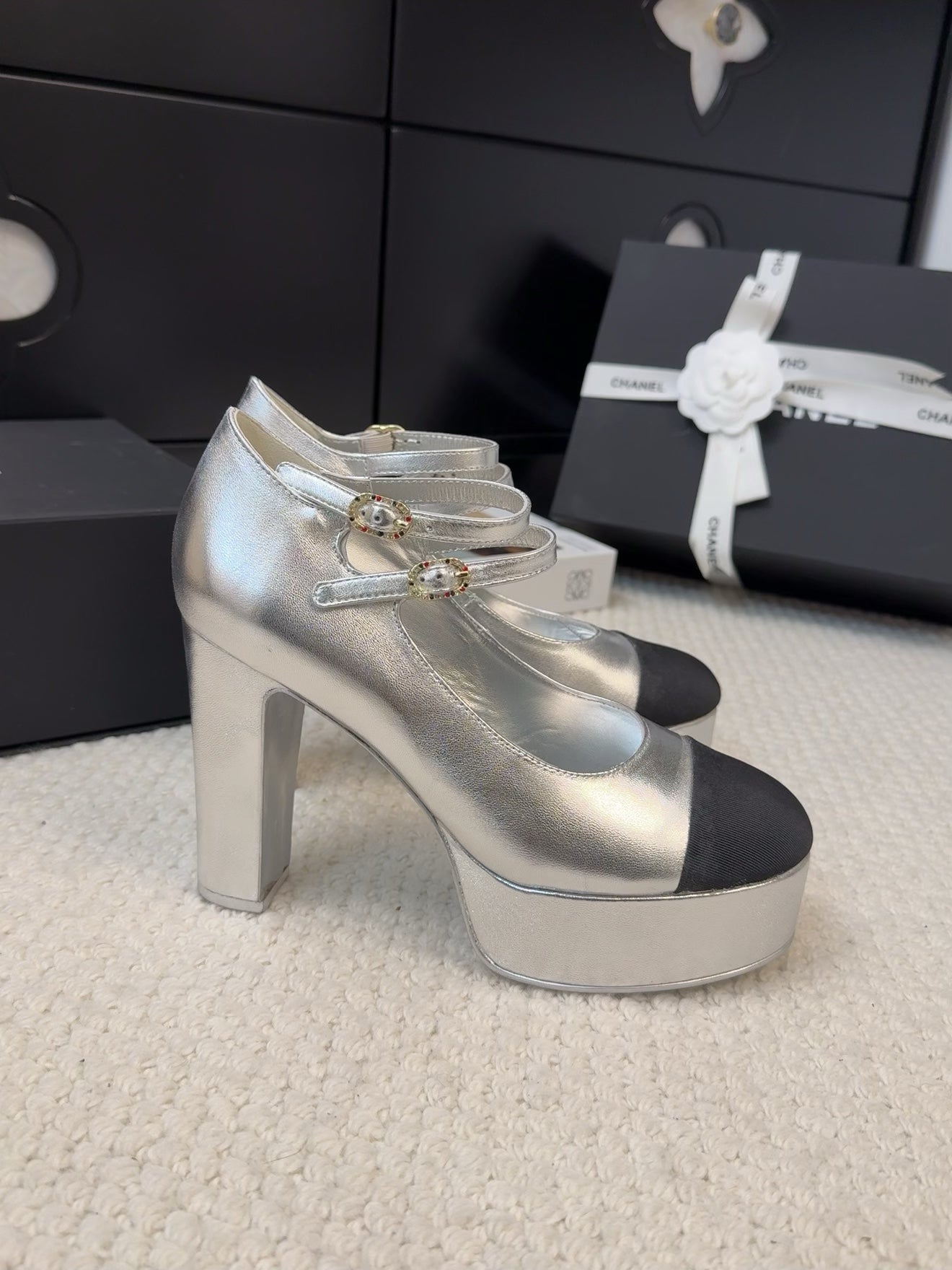 FLATFORM SANDAL IN SILVER CALFSKIN AND BLACK FABRIC
