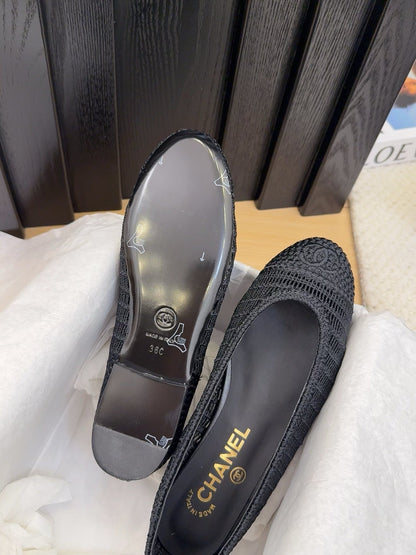 BALLERINAS IN BLACK RAFFIA