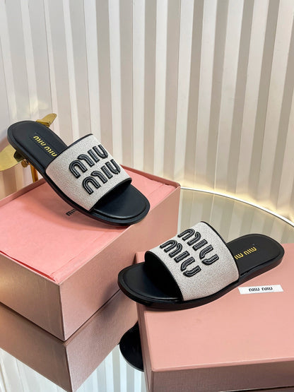 SLIDES SANDALS IN BLACK CALFSKIN AND WHITE STRAW WOVEN