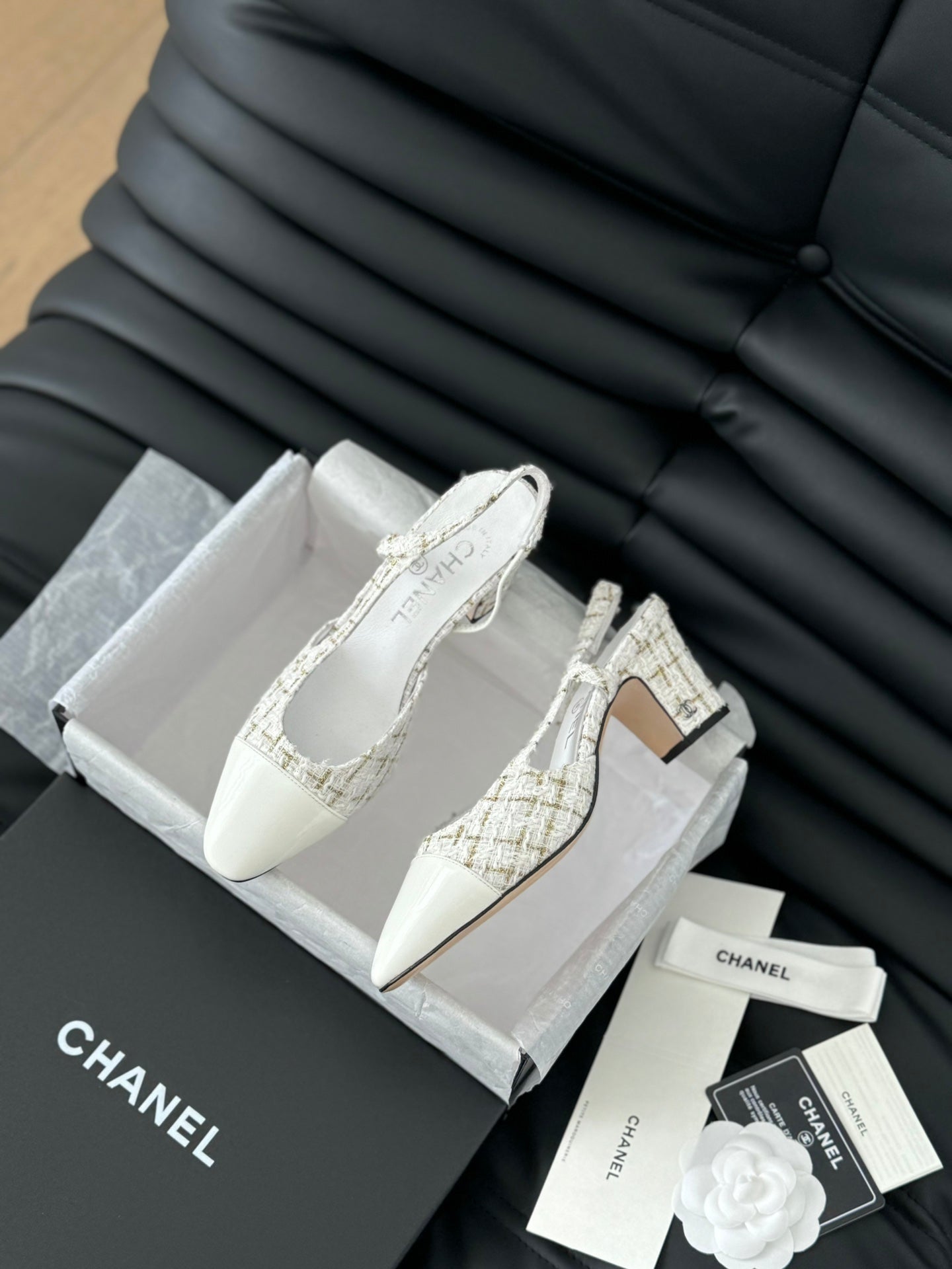 HIGH SLINGBACK IN WHITE TWEED AND LAMBSKIN