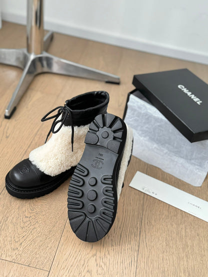 CC CHUNKY BOOTS IN BISQUE BEIGE SMOOTH FLEECE AND BLACK CALFSKIN