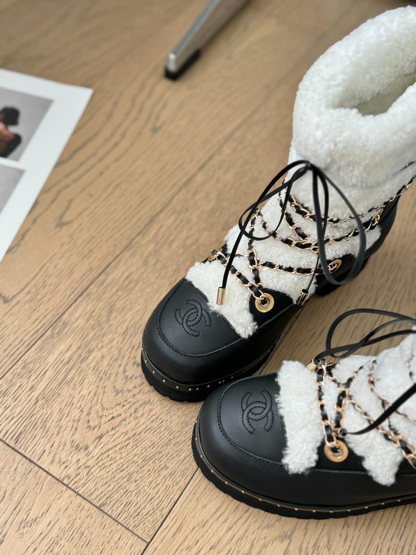 CC CHUNKY SKATEBOARDING BOOTS IN WHITE SMOOTH FLEECE MIX BLACK CALFSKIN
