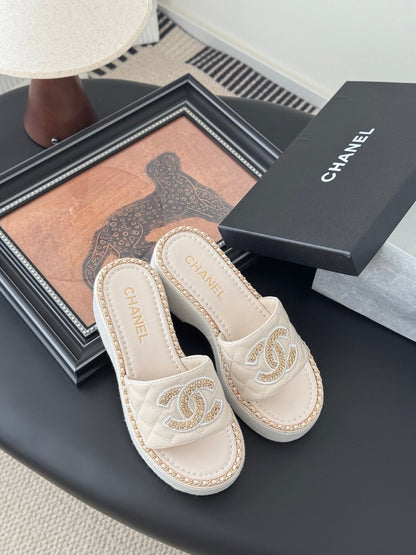 WEDGE HEELS IN HIGHT BEIGE CALFSKIN MIX CHAIN BASE