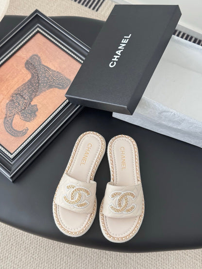 SLIPPER IN LIGHT BEIGE CALFSKIN MIX CHAIN BASE