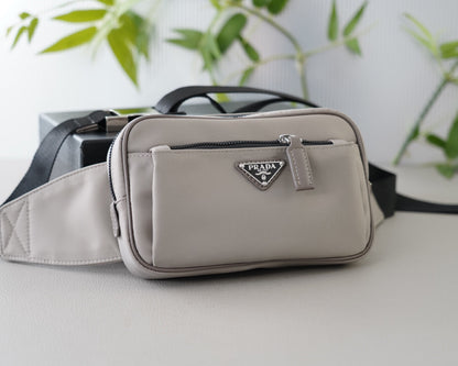 SHOULDER BAG 22 IN LIGHT GREY RE-NYLON BLACK STRAP