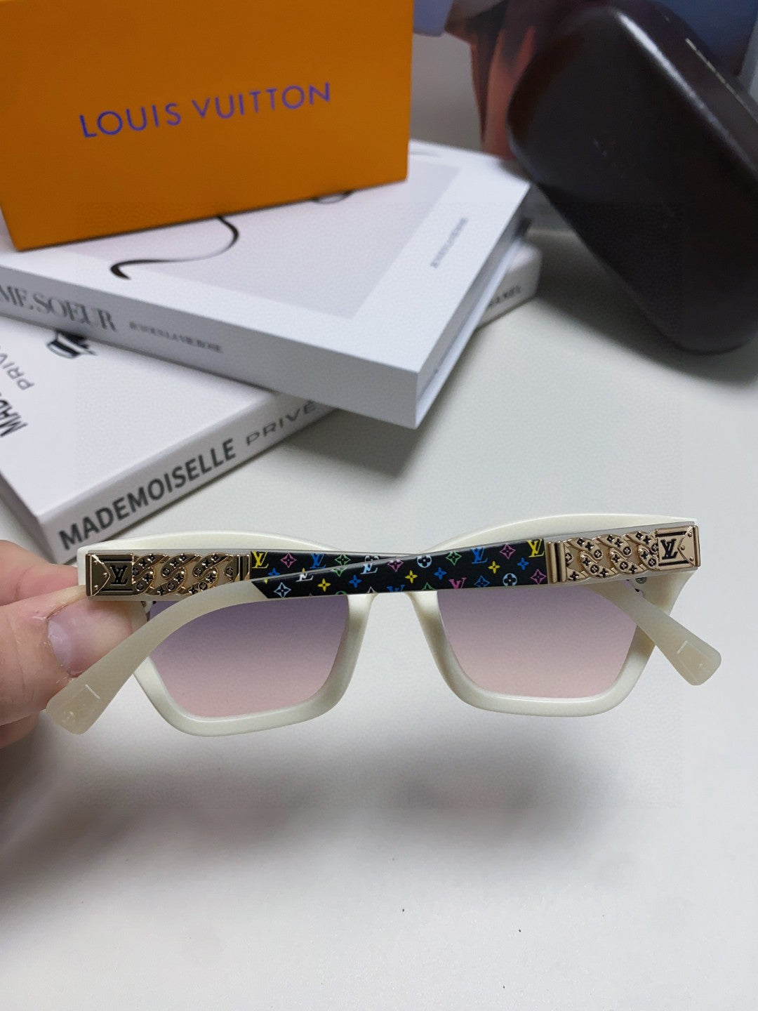 SQUARE SUNGLASSES 581359 IN IVORY ACETATE EMBOSSED MONOGRAM LOGO
