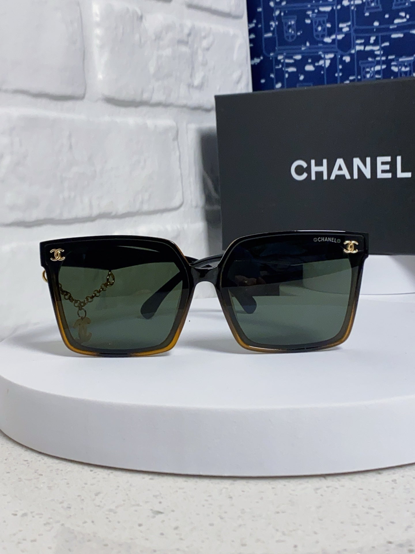 SQUARE SUNGLASSES 641808 IN BLACK OMBRE ORANGE ACETATE GOLD CHAIN