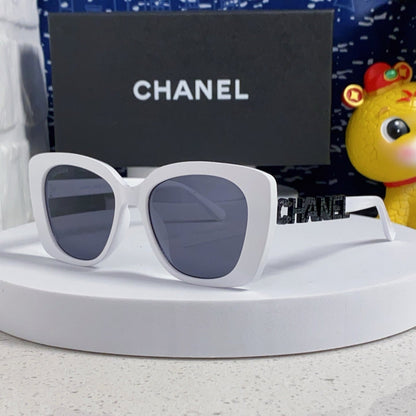 BUTTERFLY SUNGLASSES 641813 IN WHITE ACETATE BLACK METAL LOGO