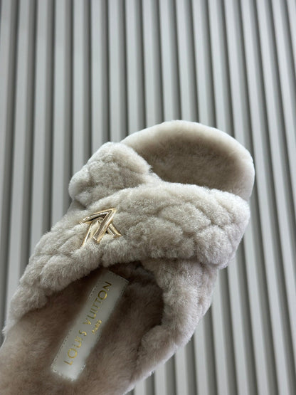 LV WOMEN'S SUNSET COMFORT FLAT MULE IN BEIGE FLEECE