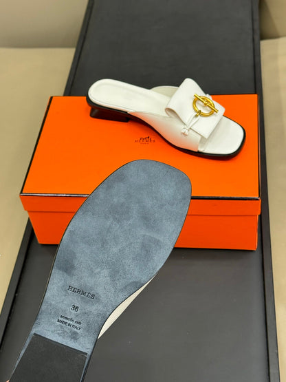 ISLE SANDAL IN WHITE CALFSKIN