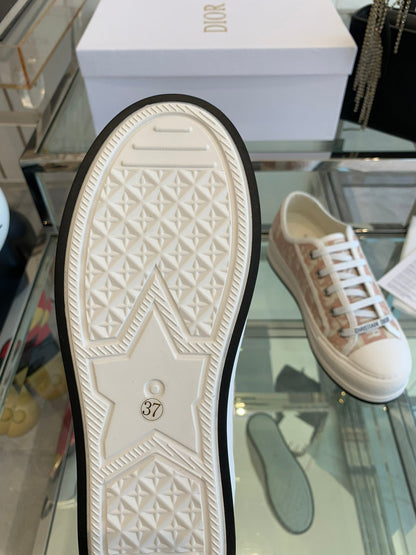 WALK'N PLATFORM SNEAKER IN IN LIGHT PINK EMBROIDERY ICONIC PATTERNS FABRIC