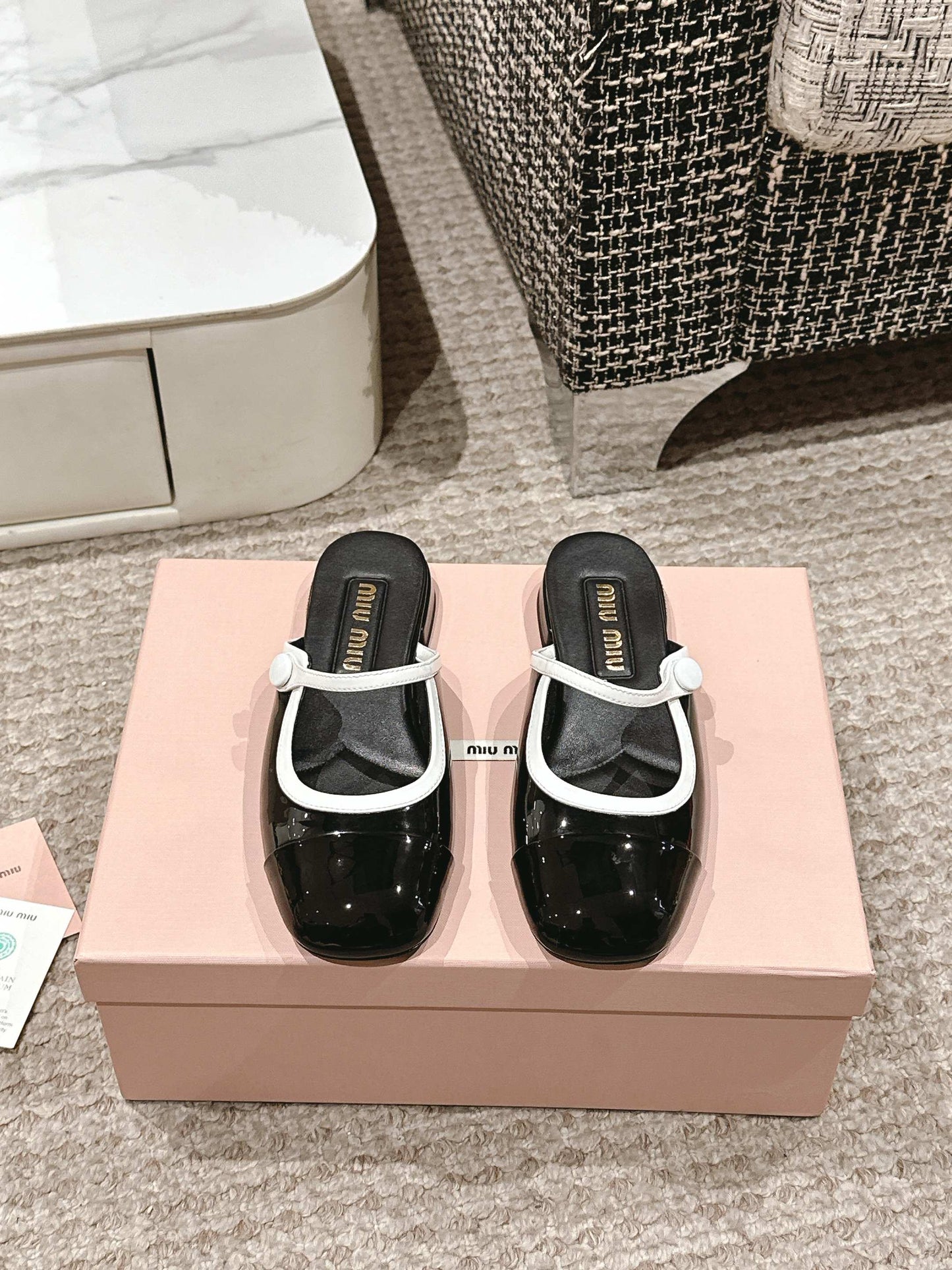 FLAT MULE IN BLACK AND WHITE PATENT CALFSKIN