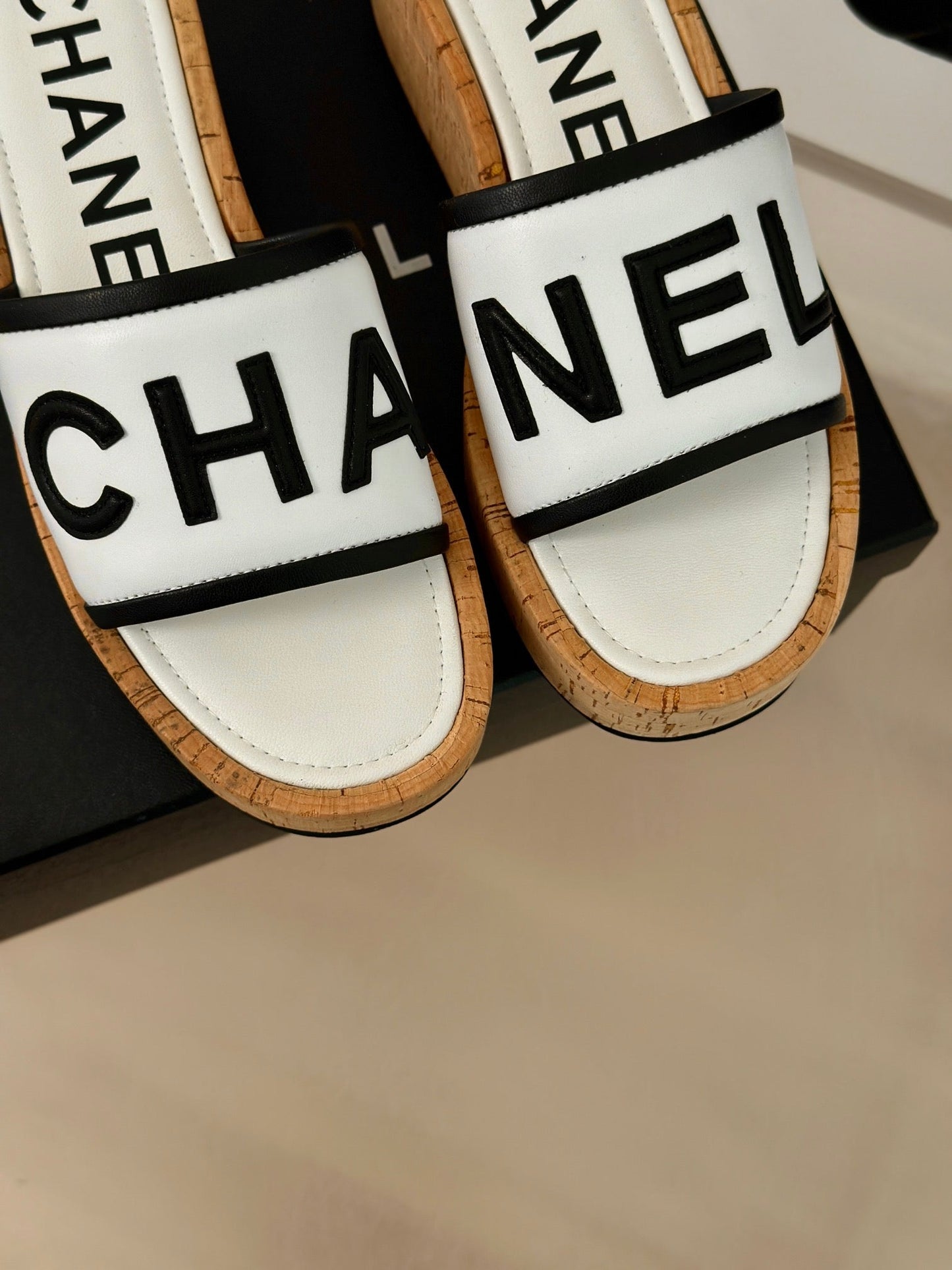 THICK SOLE LETTER SLIPPERS IN WHITE SHEEPSKIN