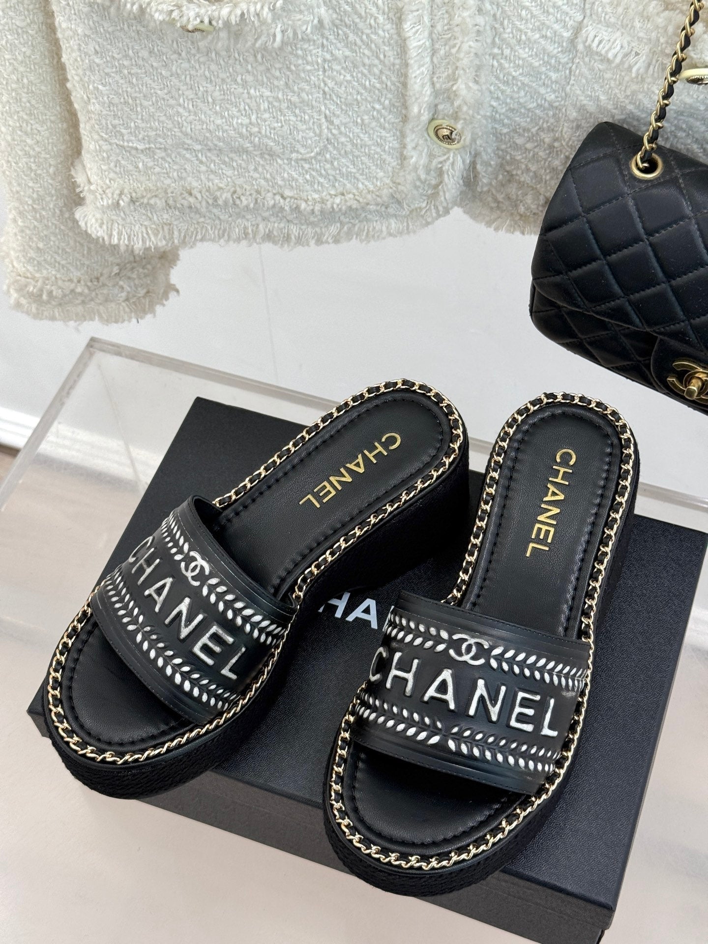 THICK SOLE WEDGE SLIPPERS IN BLACK MIX WHITE CALFSKIN
