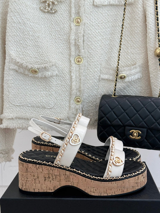 THICK-SOLED CHAIN HEART SANDAL IN WHITE LAMBSKIN