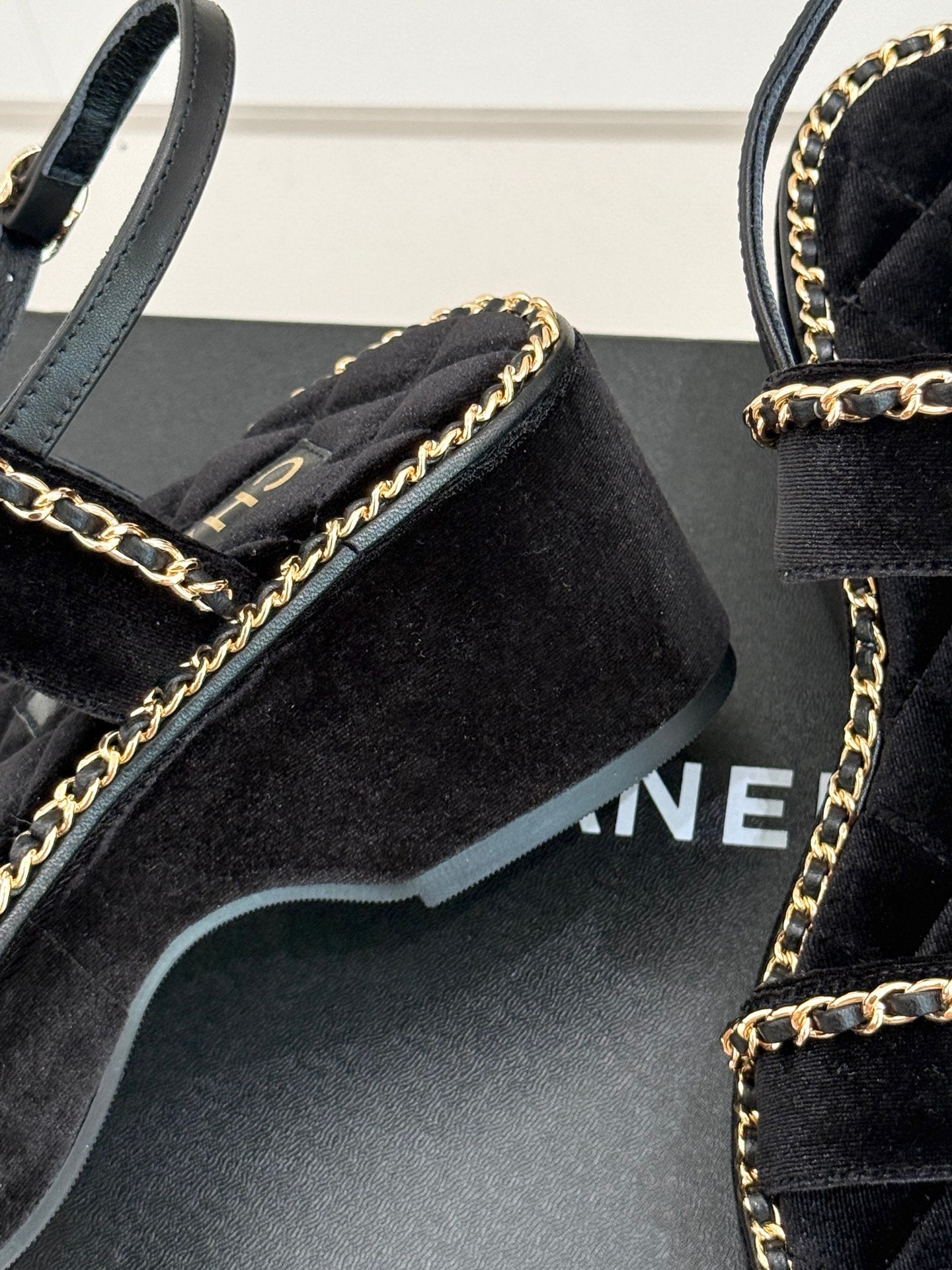 THICK-SOLED CHAIN HEART SANDAL IN BLACK VELVET