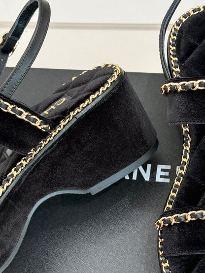 THICK-SOLED CHAIN HEART SANDAL IN BLACK VELVET