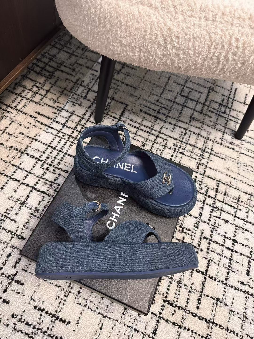 THICK-SOLED THONG SANDAL IN NAVY BLUE DENIM