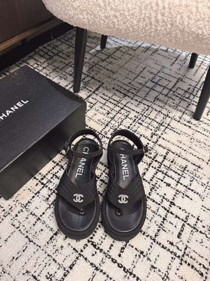 THICK-SOLED THONG SANDAL IN BLACK DENIM
