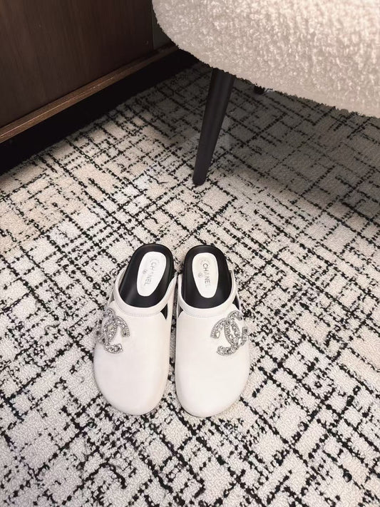 FLAT MULES IN WHITE CALFSKIN