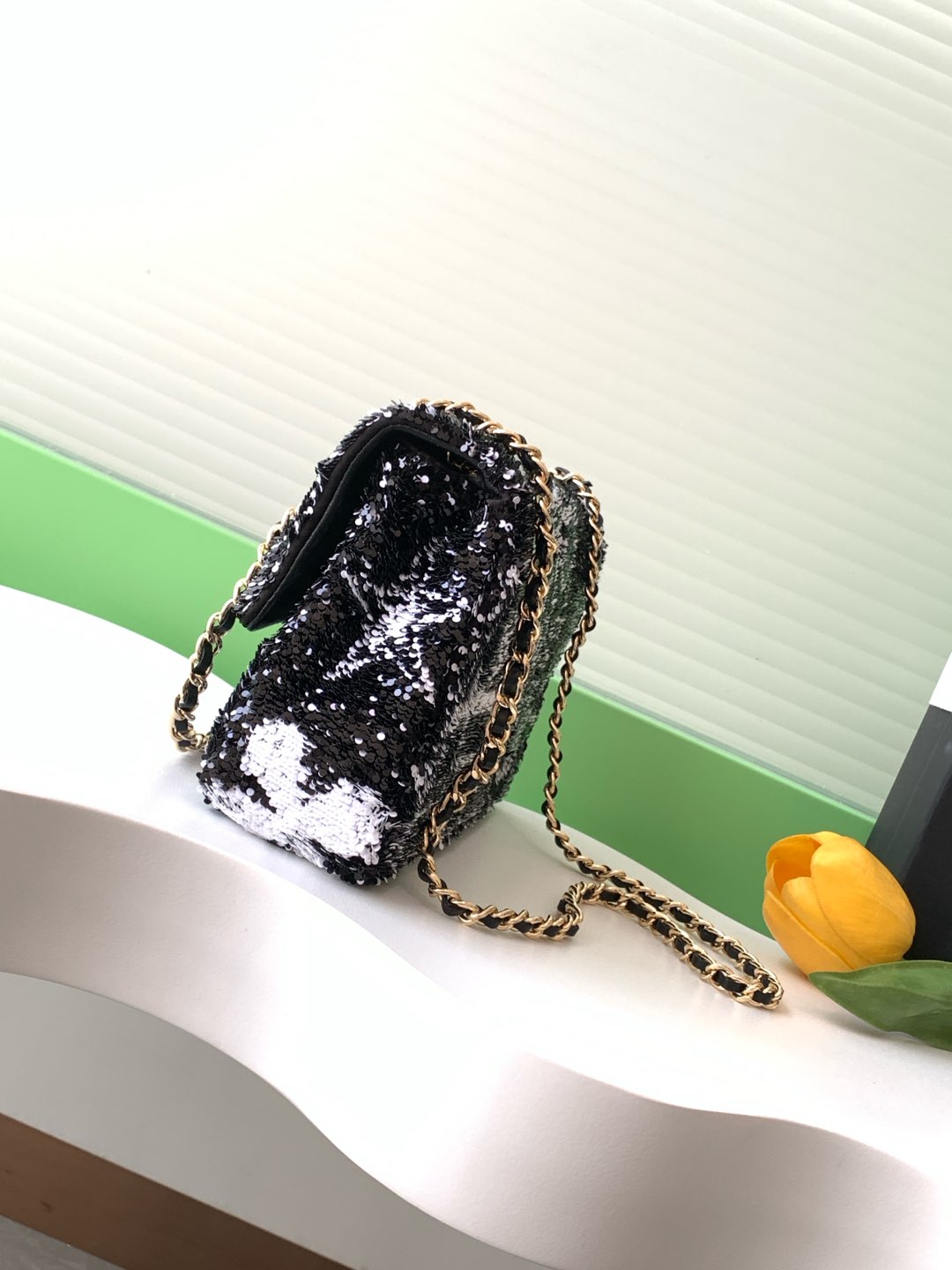 CLASSIC FLAP BAG 21 IN WHITE MIX BLACK SEQUINS GOLD HARDWARE