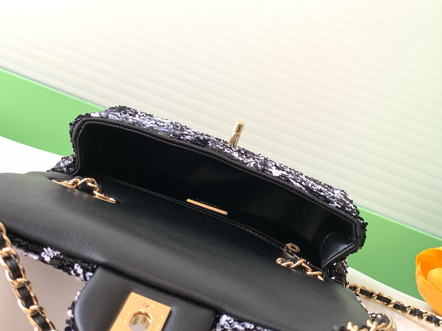 CLASSIC FLAP BAG 21 IN WHITE MIX BLACK SEQUINS GOLD HARDWARE