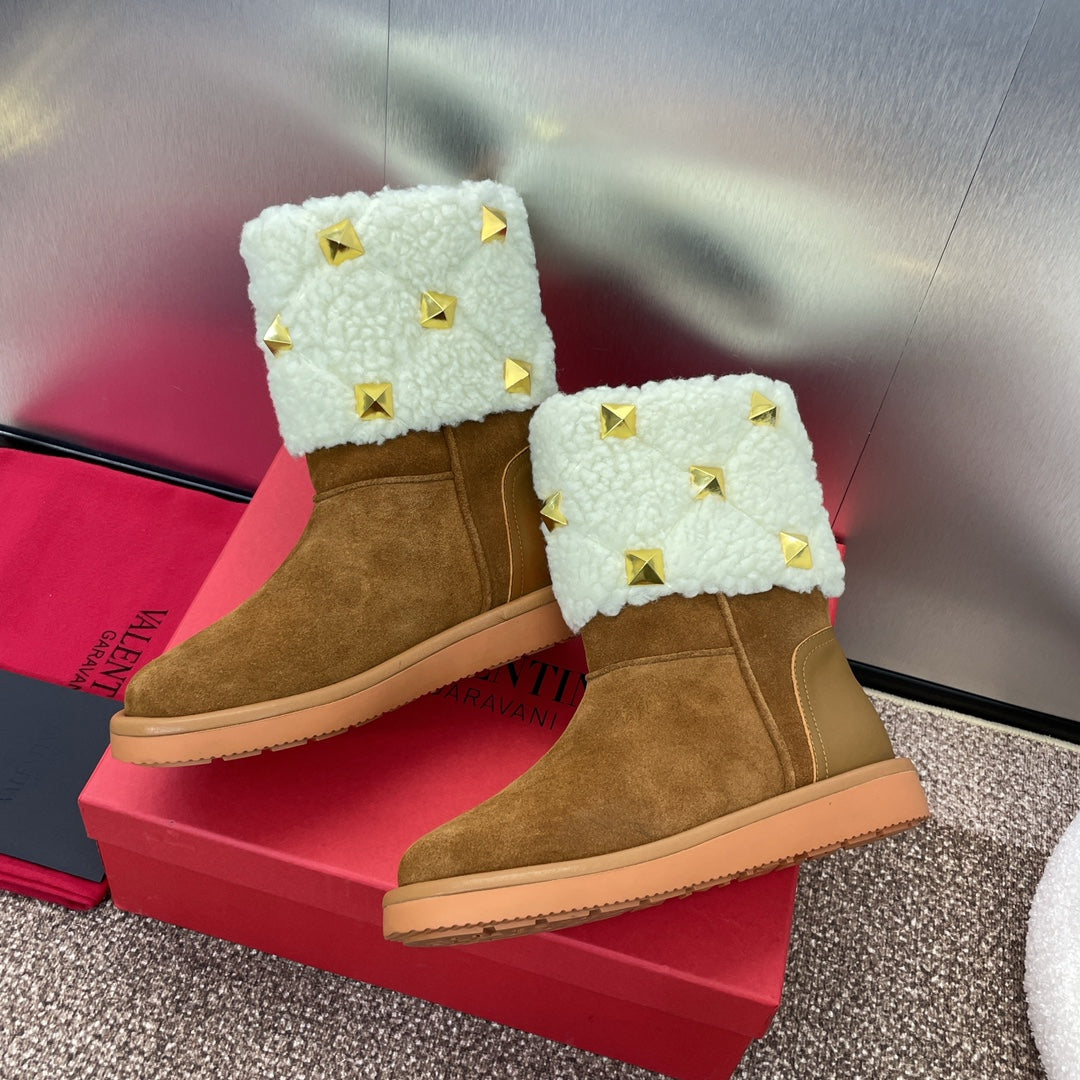 ANKLE STUDDED BOOTS IN SEPIA BROWN SUEDE AND WHITE SHEARLING LINING