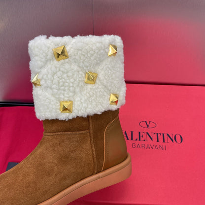 ANKLE STUDDED BOOTS IN SEPIA BROWN SUEDE AND WHITE SHEARLING LINING