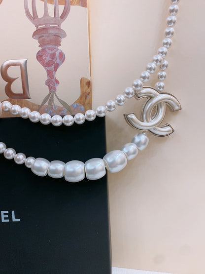 CHAIN BELT IN PEARL AND SILVER METAL