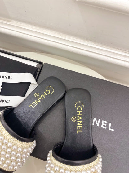 FLAT SLIDE IN BLACK CALFSKIN WITH PEARLS